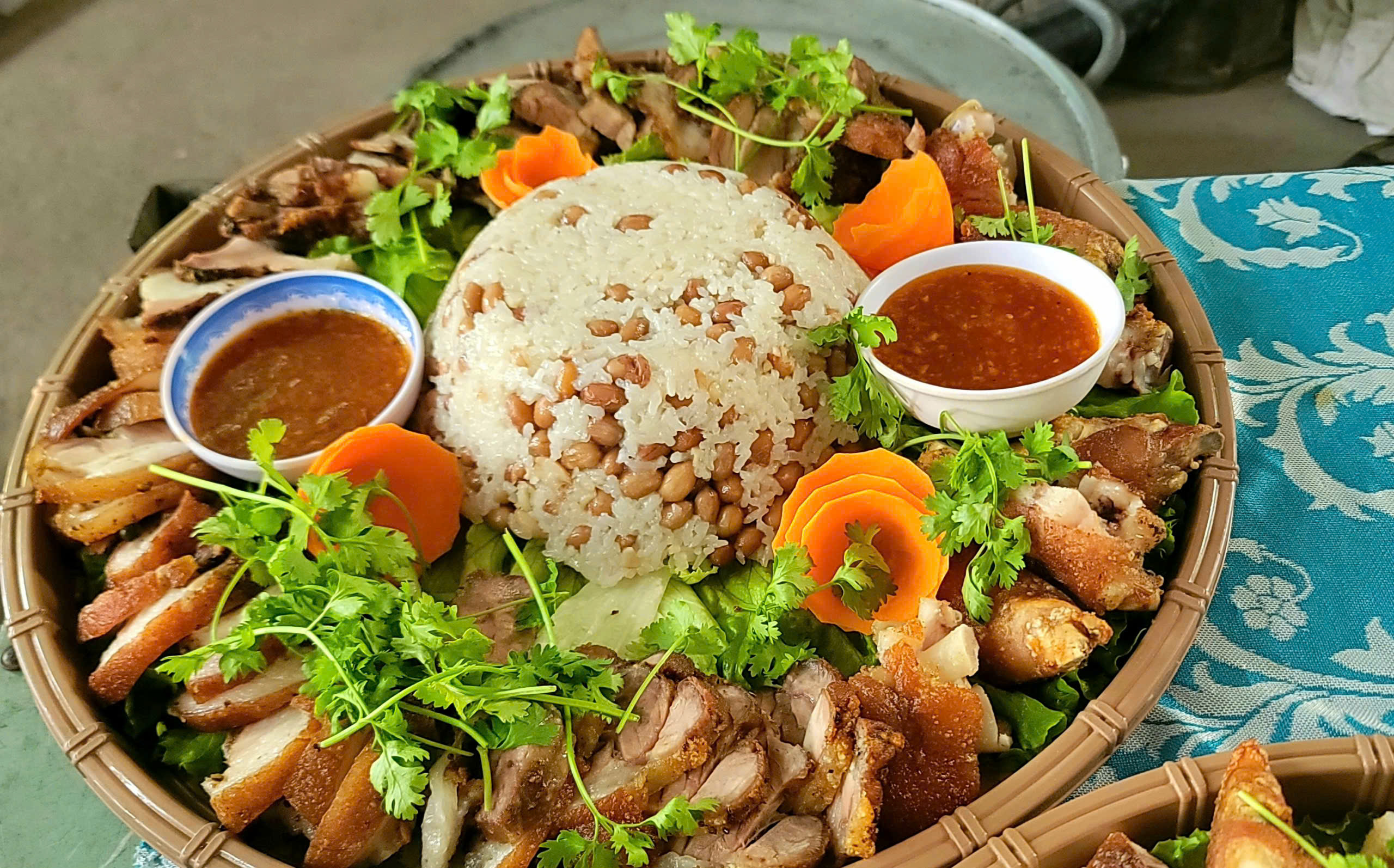 Giò Heo Chiên Giòn - Xôi Đậu Phộng